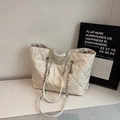 Elegante bolso tote acolchado blanco con cadena plateada para un look de invierno - Blanco Roto