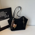 Sac cabas en daim noir mat avec coutures blanches contrastées et breloque ours - Avec Pendentif / Noir Avec Pendentif