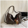 Bolso tote grande marrón oscuro con costuras en contraste y colgantes para el uso diario - Café con Colgante