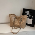 Bolso tote beige acolchado con acabado brillante y cadena plateada estilo retro - Caqui