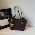 Sac cabas marron foncé en daim avec un pendentif ours en peluche et bandoulière réglable - Avec Pendentif / Café Avec Pendentif