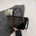 Bolso de mano trapezoidal negro retro con hebilla dorada y correa ajustable - Negro (Con Colgante)