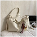 Bolso tote grande blanco crema con colgante de oso para el trabajo y el diario - Blanco con colgante