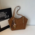 Sac fourre-tout marron texture givrée avec pendentifs ours et étoile sur les anses - Avec Pendentif / Marron avec Pendentif