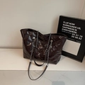Bolso tote acolchado burdeos oscuro con correas de cadena plateadas para invierno 2025 - café