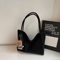 Minimalistische zwarte matte leren tote tas met een schattige gestreepte beer hanger - Zwart (met hanger)