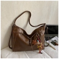 Bolso tote retro marrón oscuro de piel PU con colgantes de estrella y oso en estilo de vida - Marrón con colgante