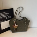 Sac cabas minimaliste vert olive en texture suédine avec charm ours et longues bandoulières - Avec Pendentif / Vert avec Breloque