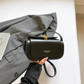 Minimalistische schwarze Leder Umhängetasche mit goldener Schnalle und Logo - Schwarz Typ 2
