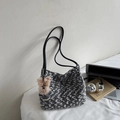 Borsa a spalla in tweed bianco e nero con ciondolo a forma di orsetto e cinturini in pelle - Nero con ciondolo
