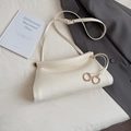 Borsa baguette minimalista bianco crema con dettagli in metallo ad anello dorato - Bianco
