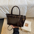Bolso de mano retro marrón oscuro con hebilla decorativa y pañuelo de seda a rayas - Color Café (Con Colgante)