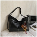 Bolso tote negro de piel sintética brillante con costuras blancas en contraste - Negro con colgante