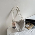 Elegante borsa tote in pile bianco panna con ciondolo a orsetto per la moda invernale - Bianco con ciondolo