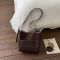 Borsa a secchiello retrò in pelle scamosciata marrone scuro con tracolla e tasca a V frontale - Marrone