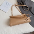 Elegante borsa baguette plissettata kaki con rivetti dorati e tracolla vintage - Cachi