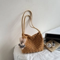 Borsa tote in pile color caramello con cinturini in pelle e ciondolo a forma di orsetto - Giallo con Ciondolo