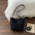Borsa a secchiello minimalista in pelle opaca nera con tasca triangolare frontale - Nero