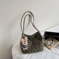 Borsa tote in peluche misto verde scuro e marrone con un simpatico ciondolo a orso - Verde con Pendente