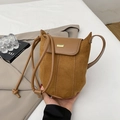 Retro braune Wildleder Eimertasche mit Kontrastnähten und goldener Metallschnalle - Braun