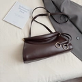 Borsa baguette minimalista in pelle testa di moro con anelli dorati e tracolla regolabile - Marrone