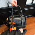 Vintage black Boston bag in leather with colorful felt leaf pendant and gold hardware - With Charm / Black