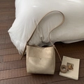 Borsa a secchiello minimalista in camoscio beige con tasca a V e tracolla regolabile - Cachi