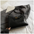 Bolso de hombro en piel sintética negra brillante con cierre dorado y estilo vintage - Negro