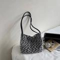 Sac fourre-tout minimaliste en tweed noir et blanc avec anses en cuir et grand espace - Noir sans Pendentif