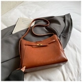 Bolso hobo elegante de cuero sintético marrón con hebilla de metal dorado detallada - Marrón Rojo