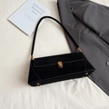Borsa baguette minimalista in pelle scamosciata nera con chiusura vintage in oro e borchie - Nero