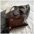 Bolso de hombro marrón oscuro en cuero aceitado retro con elegante hebilla dorada - Marrón