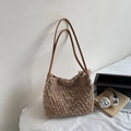 Sac fourre-tout marron en peluche avec anses en cuir synthétique dans un décor cosy - Kaki (Sans Pendentif)