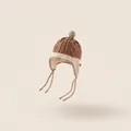Kids warm cable knit trapper hat with pompom and earflaps for winter in brown and beige - Circumference 41-46cm / Caramel color