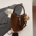 Sac seau vintage en daim marron avec bandoulière réglable et pendentif ours mignon - Café avec Pendentif