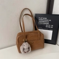 Borsa a spalla in pelle marrone con ciondolo a coniglio e pratica tasca anteriore - Marrone (Con Pendente Coniglio)