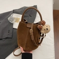Sac seau en daim marron caramel avec bandoulière et breloque ours en peluche - Marron avec pendentif