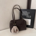 Borsa Boston in ecopelle marrone scuro con ciondolo a forma di coniglio peluche - Caffè (Con Pendente Coniglio)
