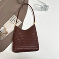 Dunkelbraune gewebte Schultertasche mit goldenen Beschlägen und minimalistischer Form - Braun