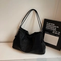 Große schwarze Shopper-Tasche aus mattem Leder mit Gänseblümchen-Stickerei und Trägern - Schwarz