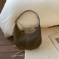 Detail van de donkerkoffie hobo-tas met witte contraststiksels en een grote capaciteit - Bruin