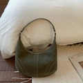 Detail van olijfgroene hobo tas met contraststiksels en zilveren metalen ritssluiting - Groen