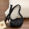 Detail der schwarzen gesteppten Puffertasche mit Micky Maus Stickerei und Herzmuster - Schwarz Mit Anhänger