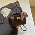 Dunkelbraune geprägte Lederhandtasche mit goldenem Drehverschluss und modischem Seidentuch - Kaffeebraun