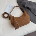 Bolso hobo marrón con correa ancha de remaches y borla lateral de estilo vintage - Marrón