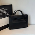 Bolso tote negro minimalista con bolsillo frontal y asas dobles para uso cotidiano - Negro