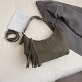 Bolso hobo de ante verde oscuro con borlas y correa de hombro con tachuelas - Verde
