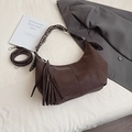 Bolso de hombro marrón oscuro con flecos largos y correa ancha con remaches metálicos - Marrón