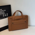 Bolso tote minimalista de cuero marrón con asas resistentes y bolsillo frontal magnético - Marrón