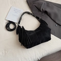 Bolso hobo negro chic con borla de flecos y tachuelas plateadas en un set de estilo - Negro